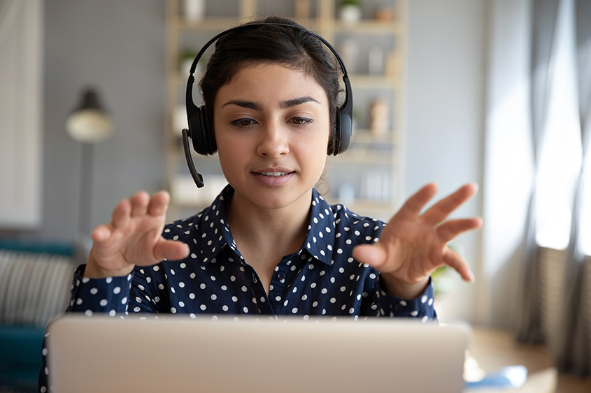 Vrouw aan computer