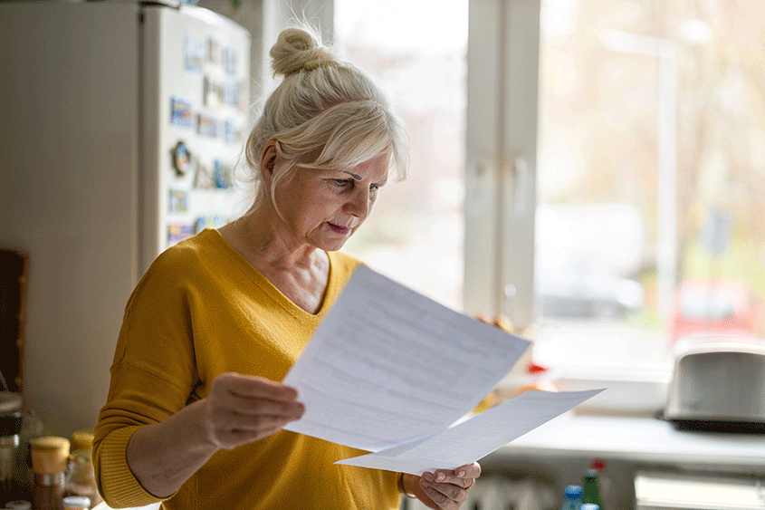 vrouw die werkt na pensioen